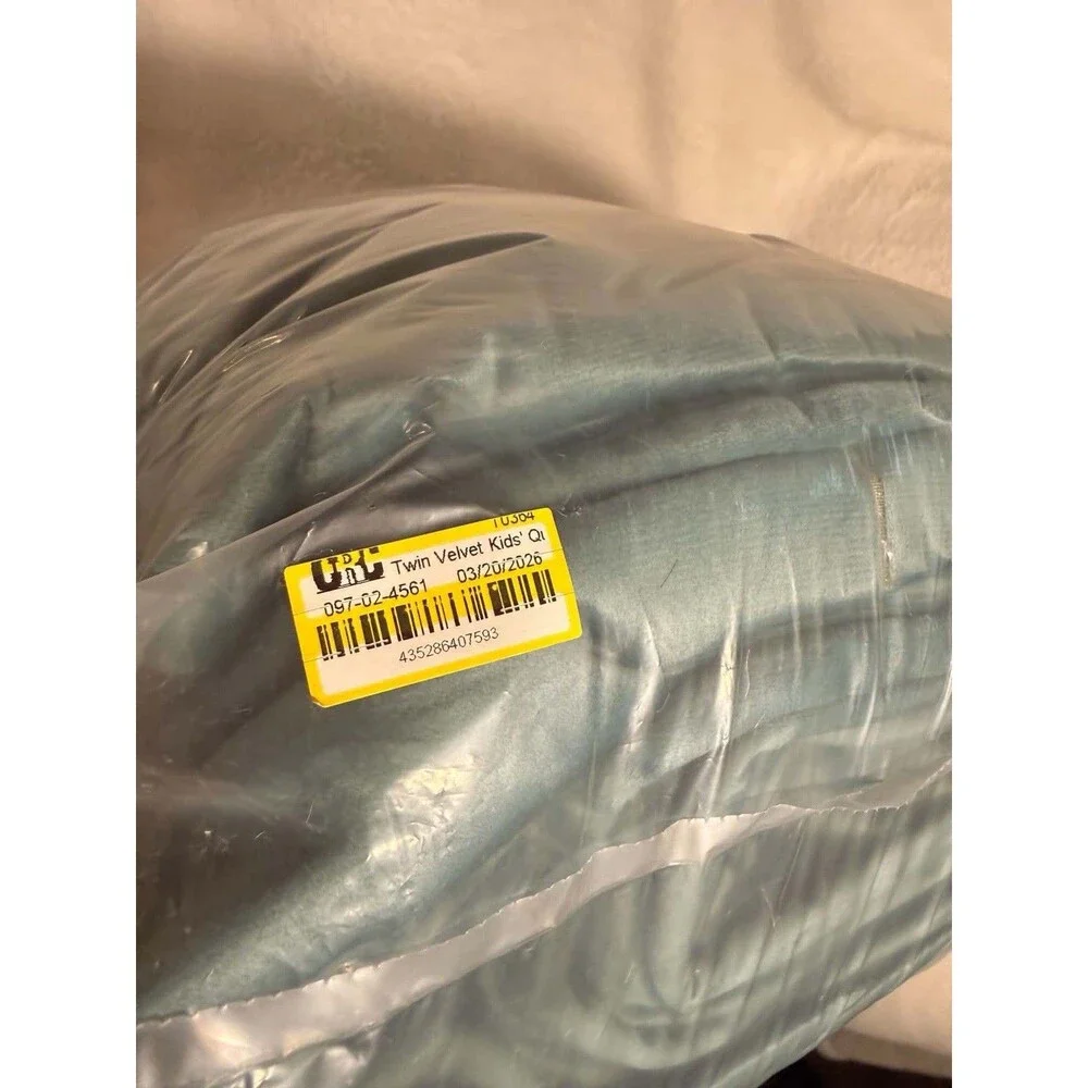 Pillowfort Twin Velvet Kids Quilt Twilight Green OEKO-TEX Bedding
